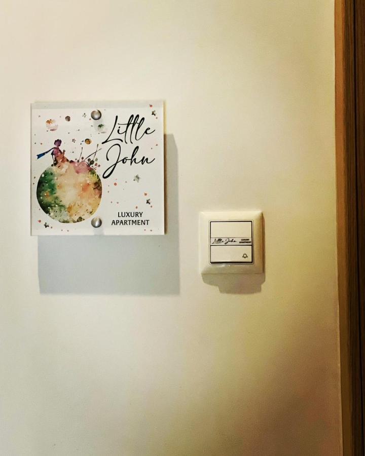 Little John Luxury Apartment พีเรียส ภายนอก รูปภาพ