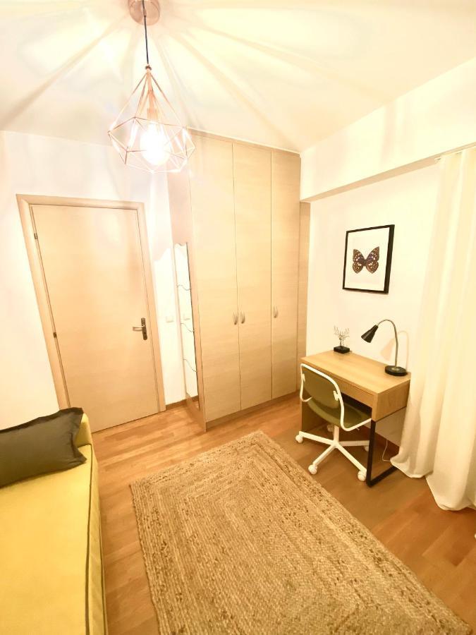 Little John Luxury Apartment พีเรียส ภายนอก รูปภาพ