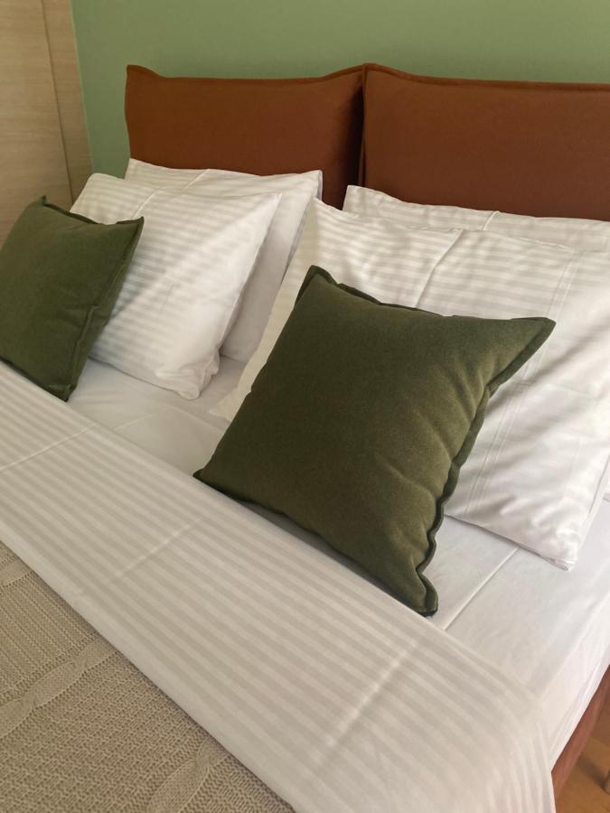 Little John Luxury Apartment พีเรียส ภายนอก รูปภาพ