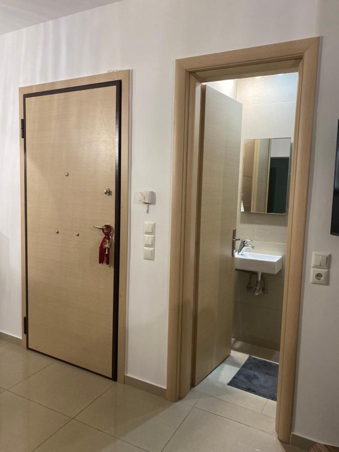 Little John Luxury Apartment พีเรียส ภายนอก รูปภาพ