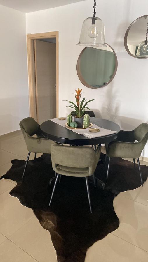 Little John Luxury Apartment พีเรียส ภายนอก รูปภาพ