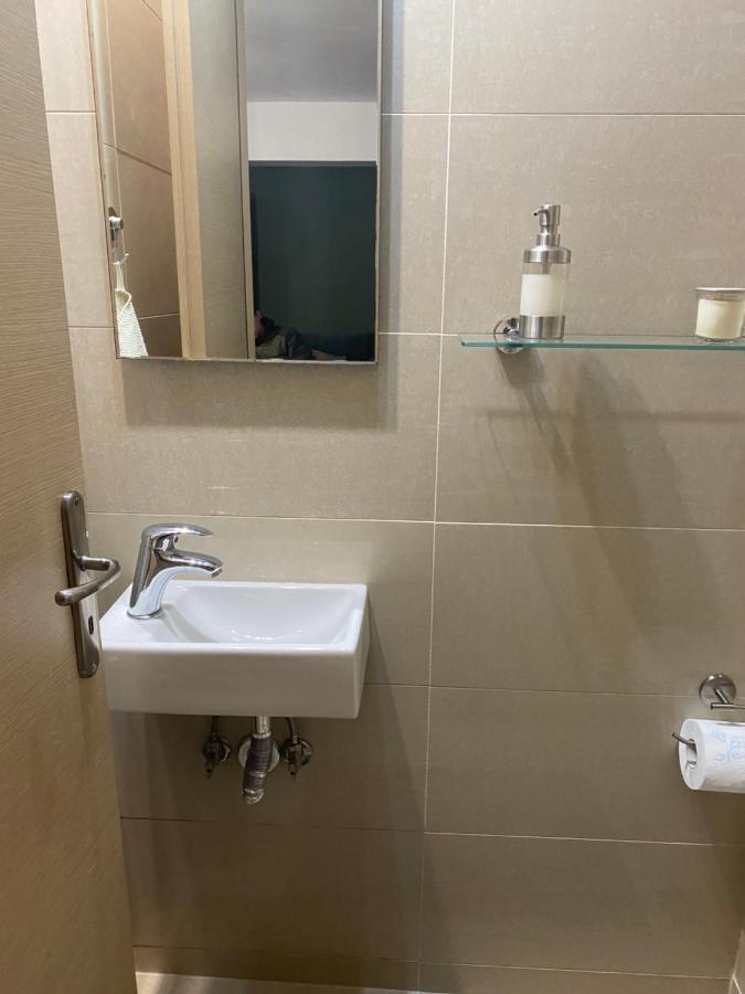 Little John Luxury Apartment พีเรียส ภายนอก รูปภาพ
